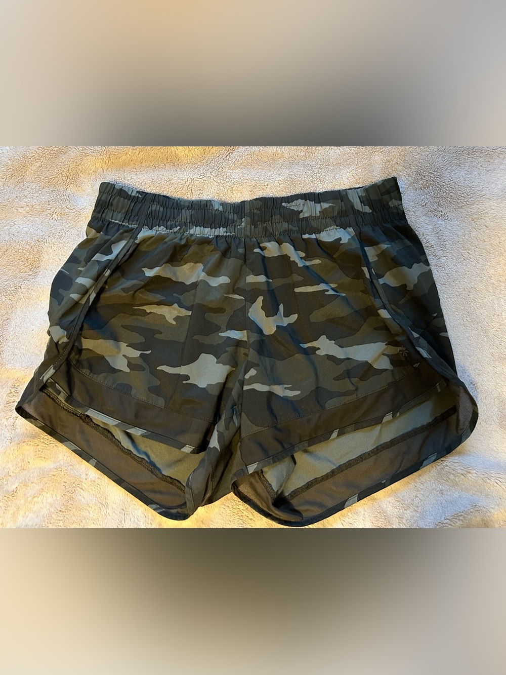 Athleta Mesh Racer Run Short, 4”, size S